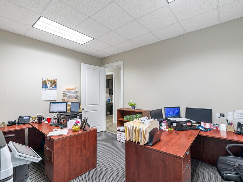 More Photos Of 633 E Fernhurst Dr, Katy Medical For Sale