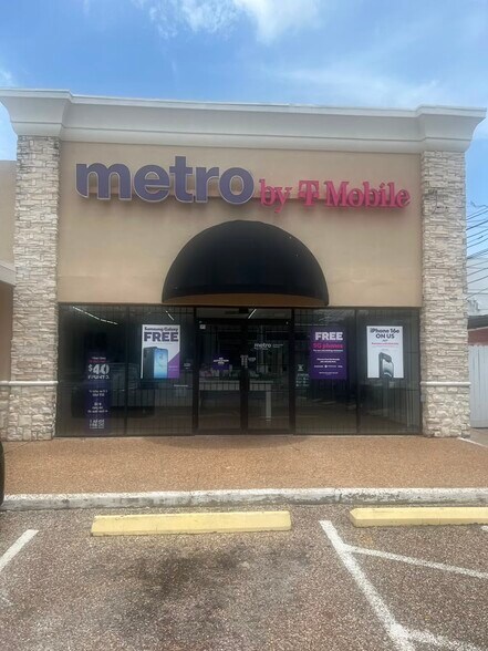 More Photos Of 10218 Westheimer Rd, Houston Freestanding For Lease