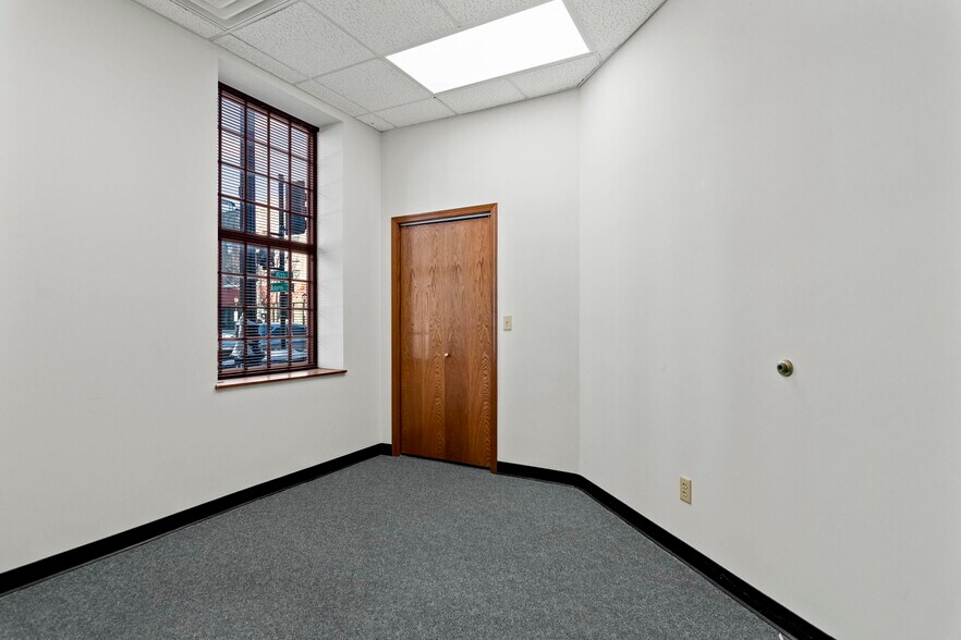 More Photos Of 15 SW Old State Capitol Plz, Springfield Office For Sale