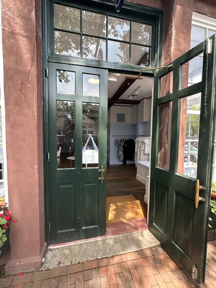 More Photos Of 33 Main St, Nantucket Storefront Retail Office For Lease