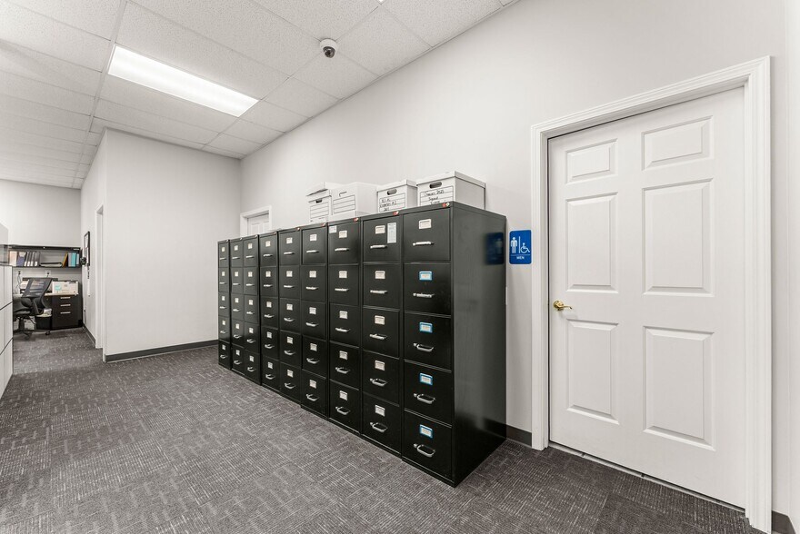 More Photos Of 3917 Old Flowery Branch Rd, Oakwood Flex For Lease
