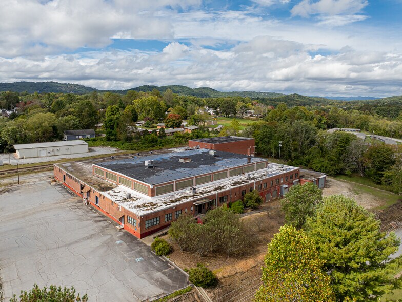 More Photos Of 701 Oriole Dr, Hendersonville Warehouse For Sale