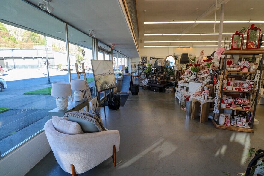 More Photos Of 775 N Front St, Coos Bay Bar For Sale