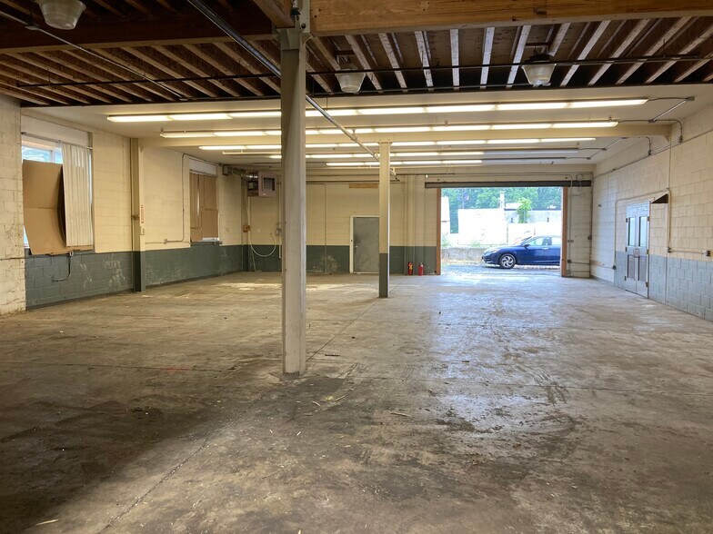 More Photos Of 221 S 31st St, Kenilworth Warehouse For Lease