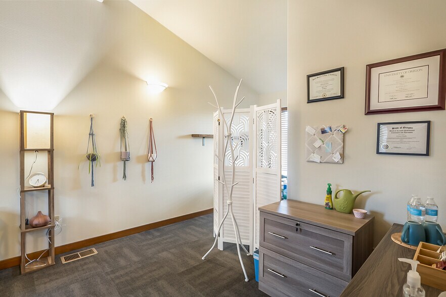 More Photos Of 336 NE Norton Ave, Bend Office For Sale