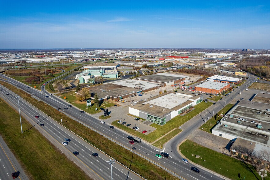 More Photos Of 2345 Des Laurentides (A-15) Desste E, Laval Manufacturing For Lease