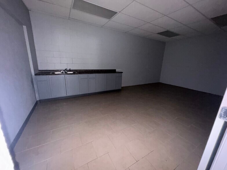 More Photos Of 8230 Lake June Rd, Dallas Storefront Retail Office For Lease