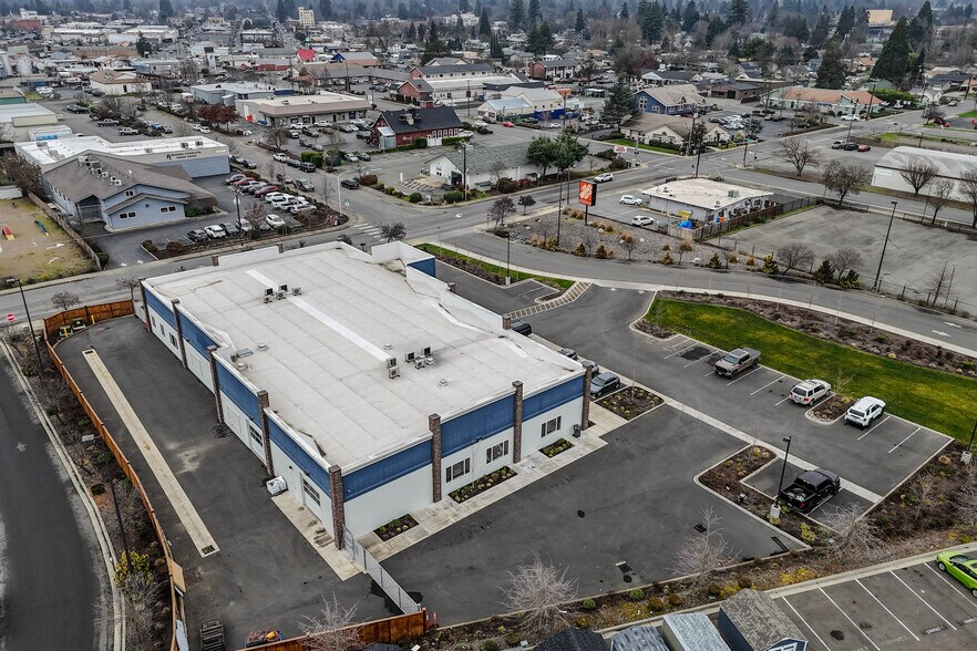 More Photos Of 135 NE Mill St, Grants Pass Storefront For Sale