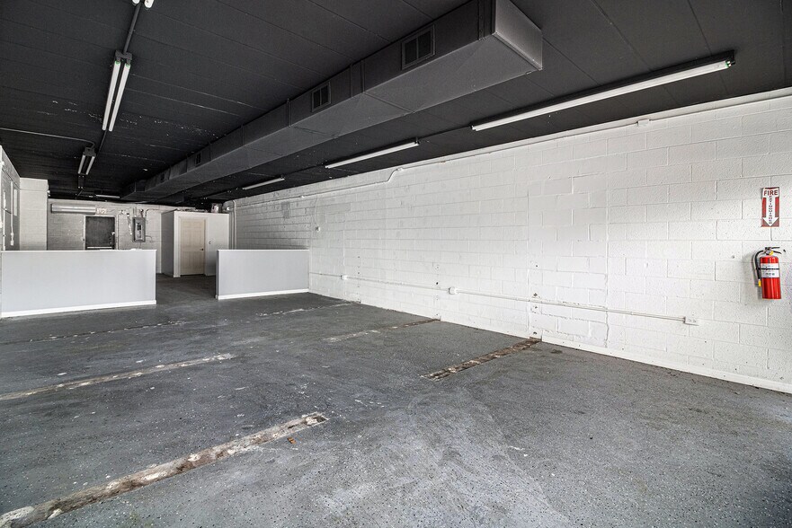 More Photos Of 3898 Joslyn Rd, Lake Orion General Retail For Lease