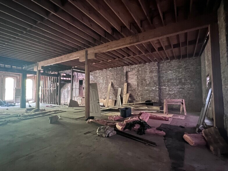 More Photos Of 103 S Court Sq, Memphis Storefront Retail Office For Sale