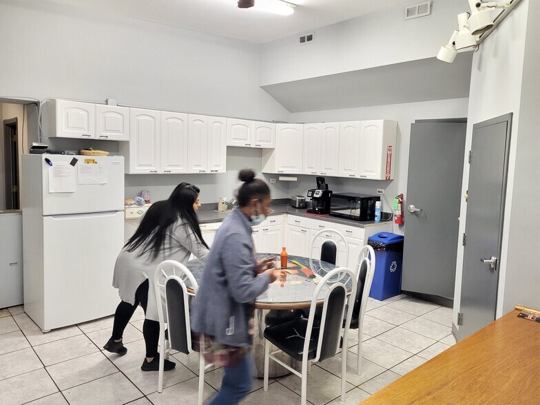 More Photos Of 2147 N Western Ave, Chicago Office For Lease