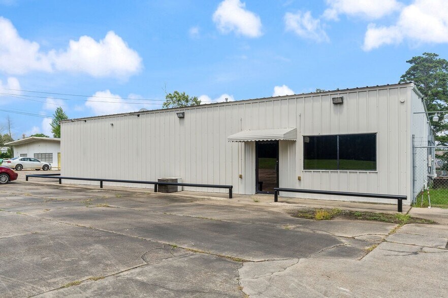 More Photos Of 2524 US Highway 96 N, Center Warehouse For Sale