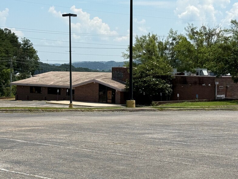 More Photos Of 7201 Crestwood Blvd, Birmingham Restaurant For Lease