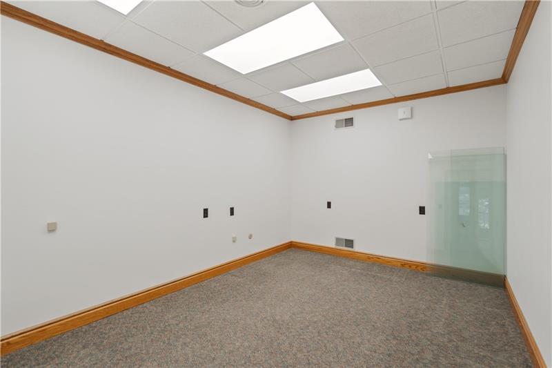 More Photos Of 114 Oil Ln, Hunker Office For Lease