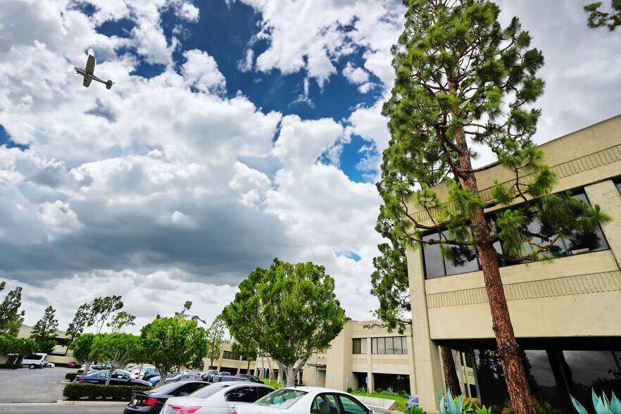 More Photos Of 18008 Skypark Cir, Irvine Loft Creative Space For Lease