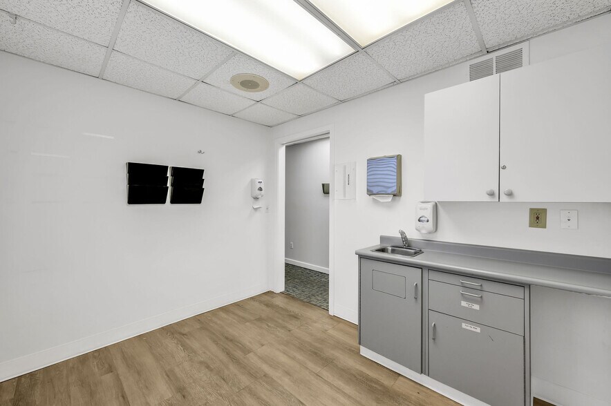 More Photos Of 46 E Somerset St, Raritan Medical For Sale