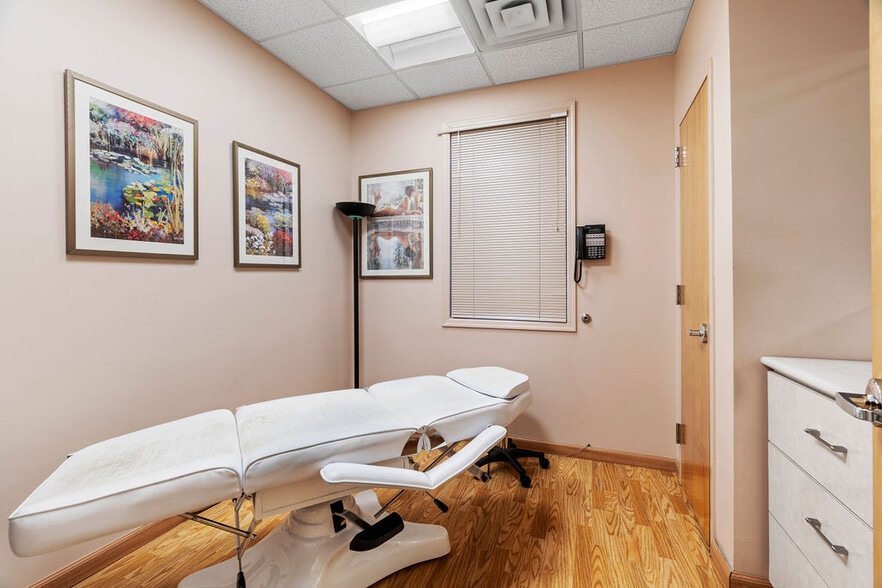 More Photos Of 2777 Hylan Blvd, Staten Island Office For Sale