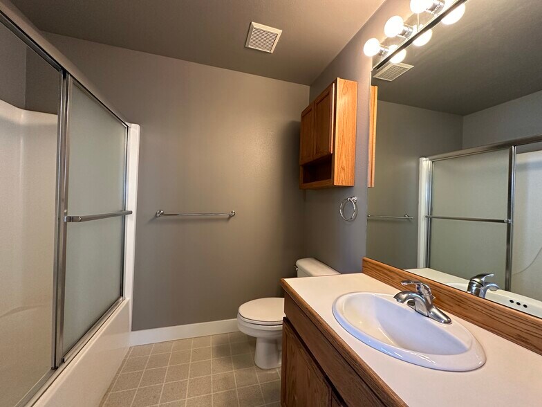 More Photos Of 1505 Ne Village St, Fairview Office For Sale