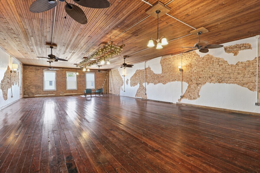 More Photos Of 132 S Main St, Woodruff Storefront Retail Office For Lease