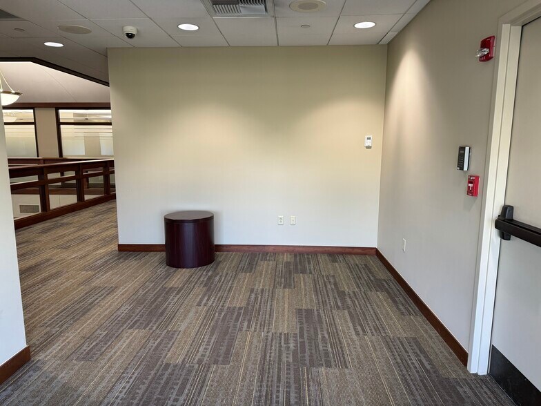More Photos Of 109 Veterans Pky, Yorkville Office For Lease