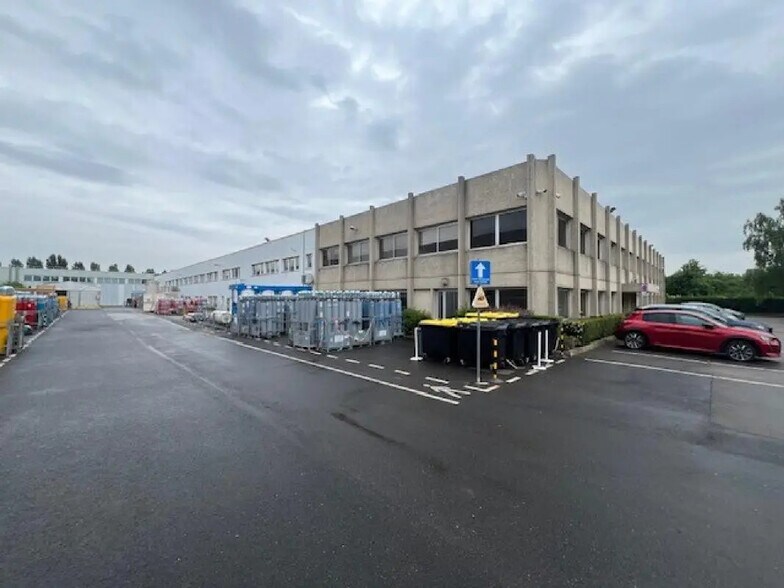 More Photos Of 697 Rue Fourny, Buc Warehouse For Lease