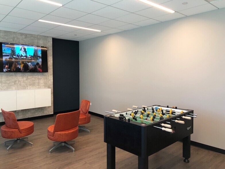 More Photos Of 3000 Lakeside Dr, Bannockburn Office For Lease