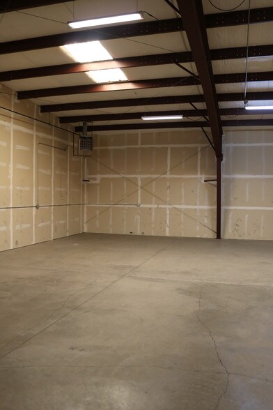 More Photos Of 45 SE Bridgeford Blvd, Bend Warehouse For Lease