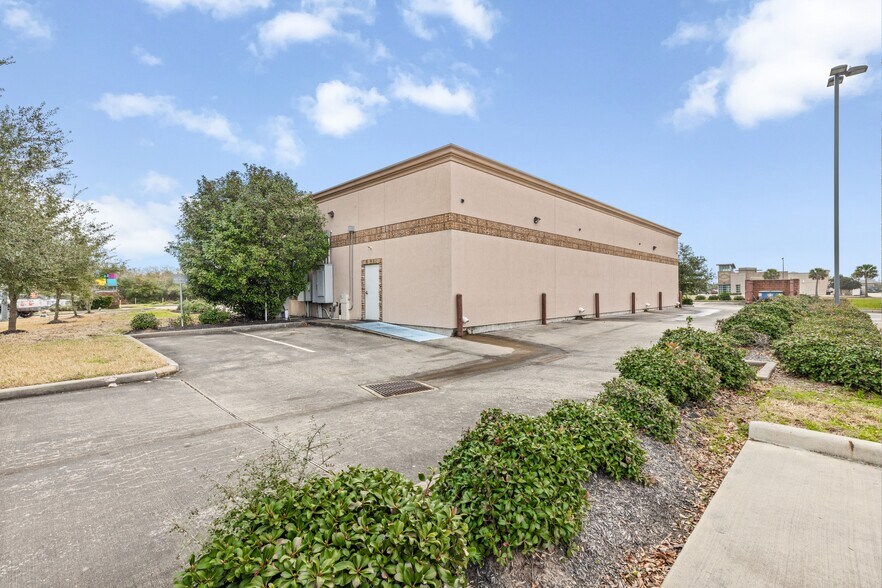 More Photos Of 11464 Space Center Blvd, Houston Freestanding For Lease