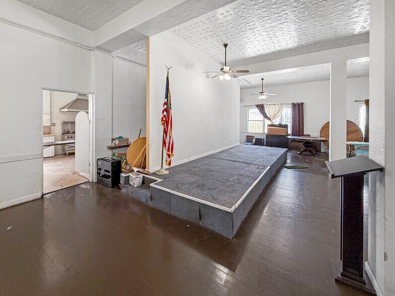 More Photos Of 7101 Menlo Ave, Los Angeles Specialty For Sale