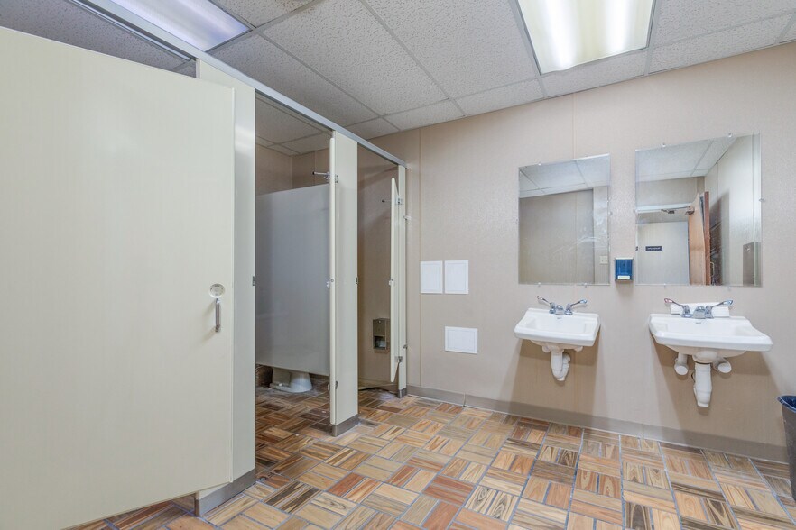 More Photos Of 4626 S Kingshighway Blvd, Saint Louis General Retail For Lease