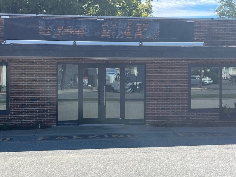 More Photos Of 565-585 Chickering Rd, North Andover Storefront For Sale