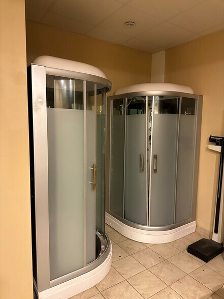 More Photos Of 4 W University Pky, Baltimore Hotel For Lease