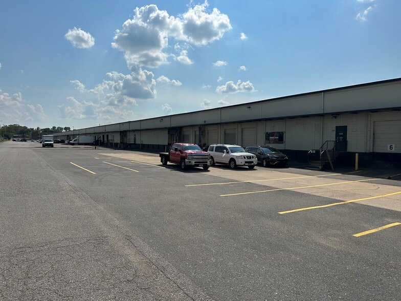 More Photos Of 1886-1896 E Brooks Rd, Memphis Distribution For Lease