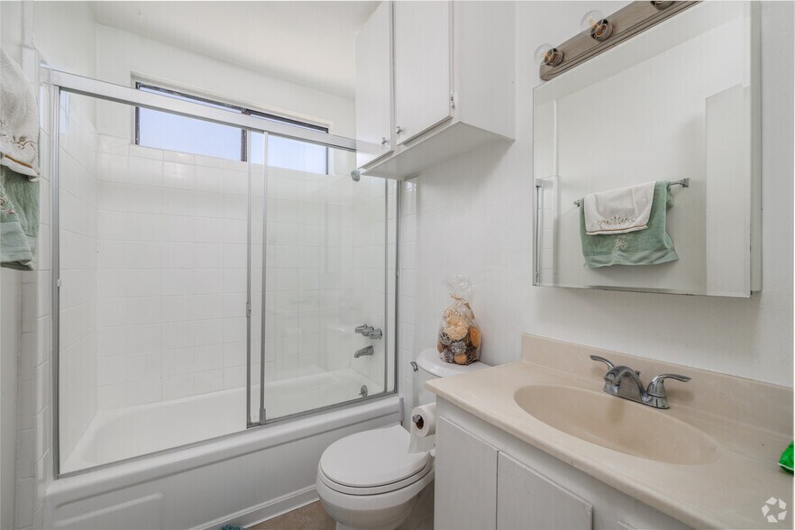 More Photos Of 1943 Vista Del Mar Ave, Los Angeles Apartments For Sale