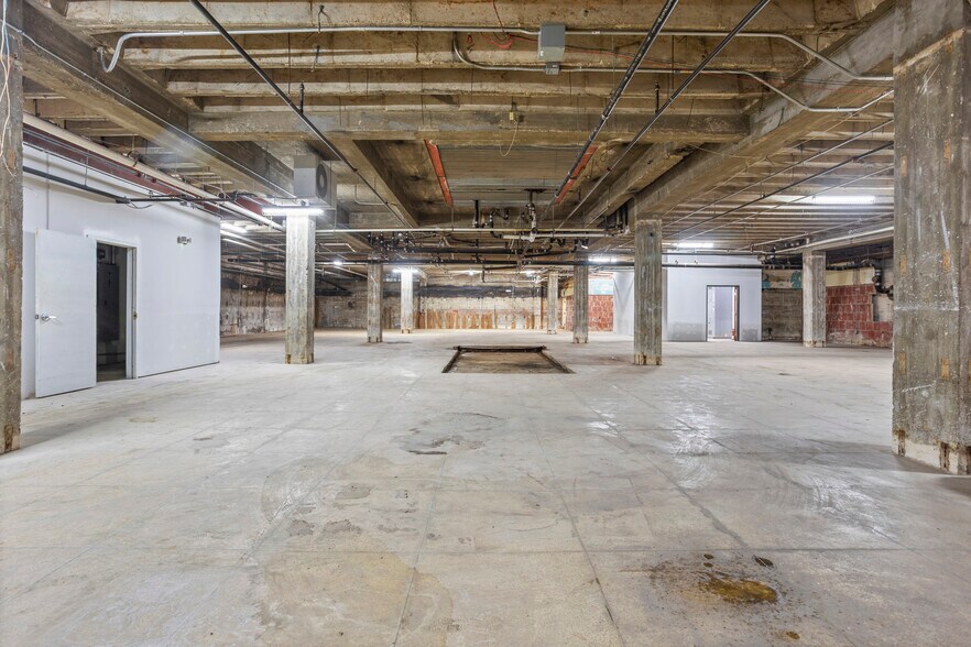 More Photos Of 611 Houston St, Fort Worth Bar For Lease