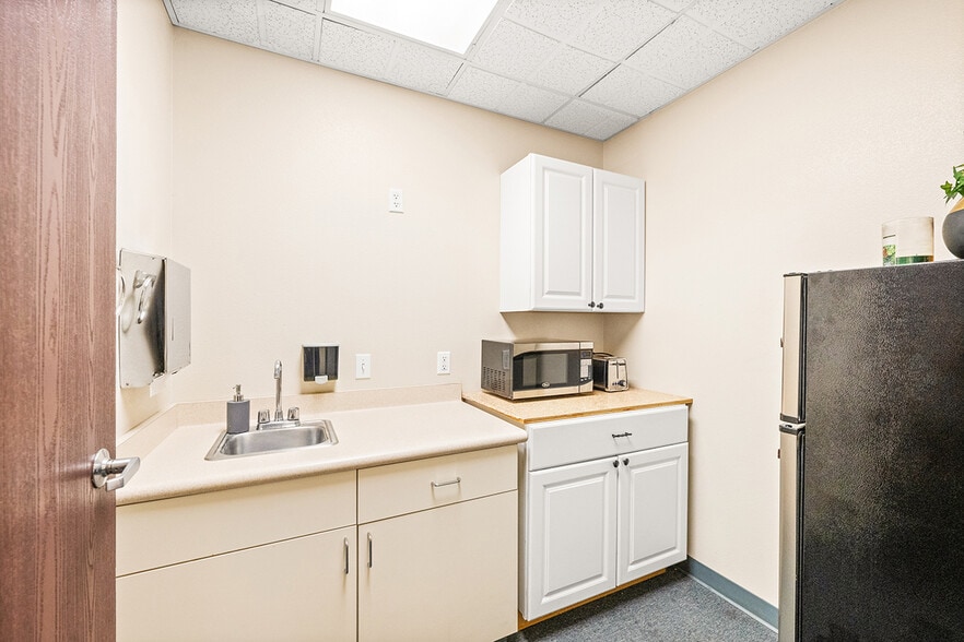 More Photos Of 42210 Zevo Dr, Temecula Warehouse For Sale