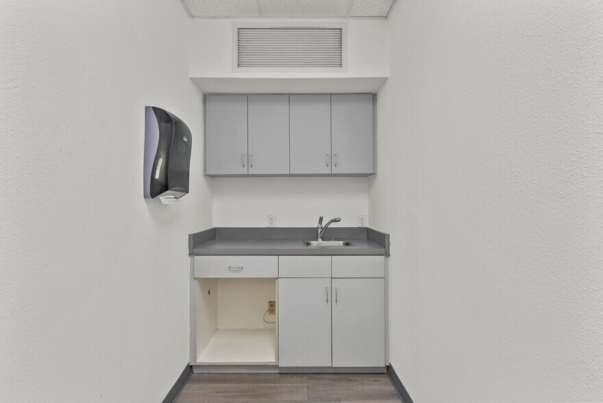 More Photos Of 9410 Topanga Canyon Blvd, Chatsworth Office For Lease