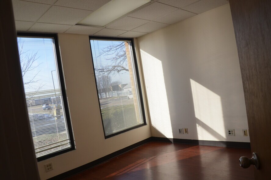 More Photos Of 4255 Westbrook Dr, Aurora Medical For Lease