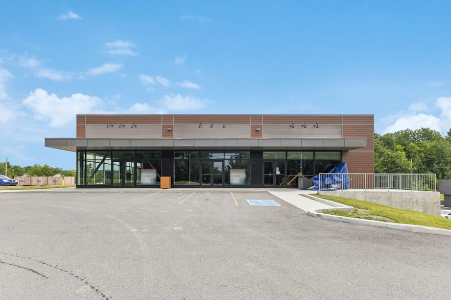 Primary Photo Of 1797 Rte Du Carrefour, Val-des-monts Storefront Retail Office For Lease