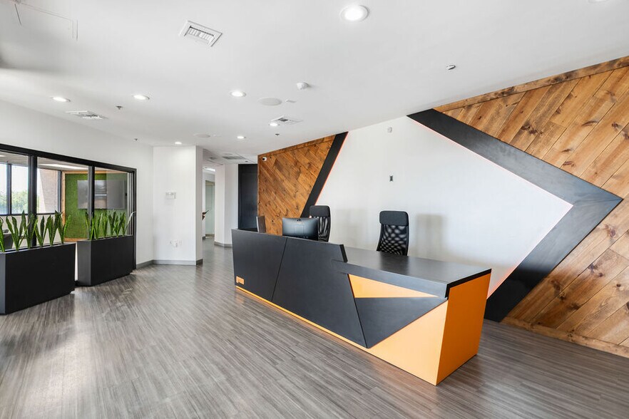 More Photos Of 15600-15650 N Black Canyon Hwy, Phoenix Office For Sale