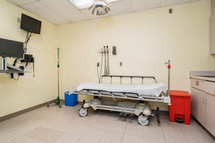 More Photos Of 680 Broadway, Paterson Hospital For Lease