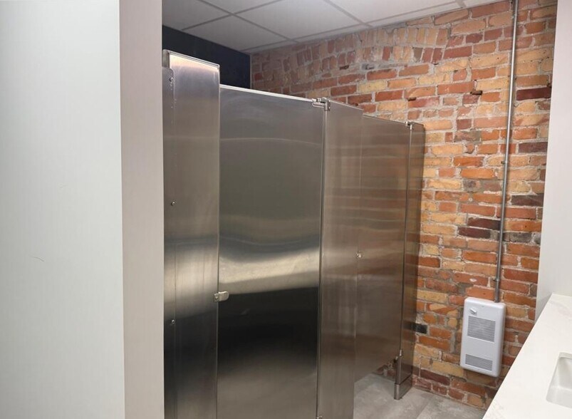 More Photos Of 46-58 Chatham St W, Windsor Office For Lease