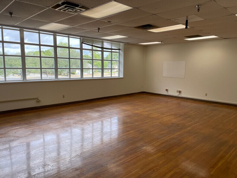 More Photos Of 216 E College St, Seguin Flex For Sale