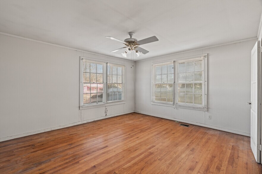 More Photos Of 902 Court St, Waynesboro Flex For Sale