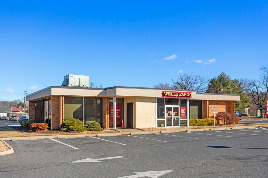 Primary Photo Of 500 N Main St, Bridgewater Bank For Lease