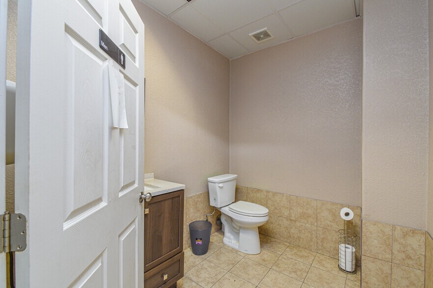More Photos Of 315 Industrial Park Blvd, Willis Light Manufacturing For Sale