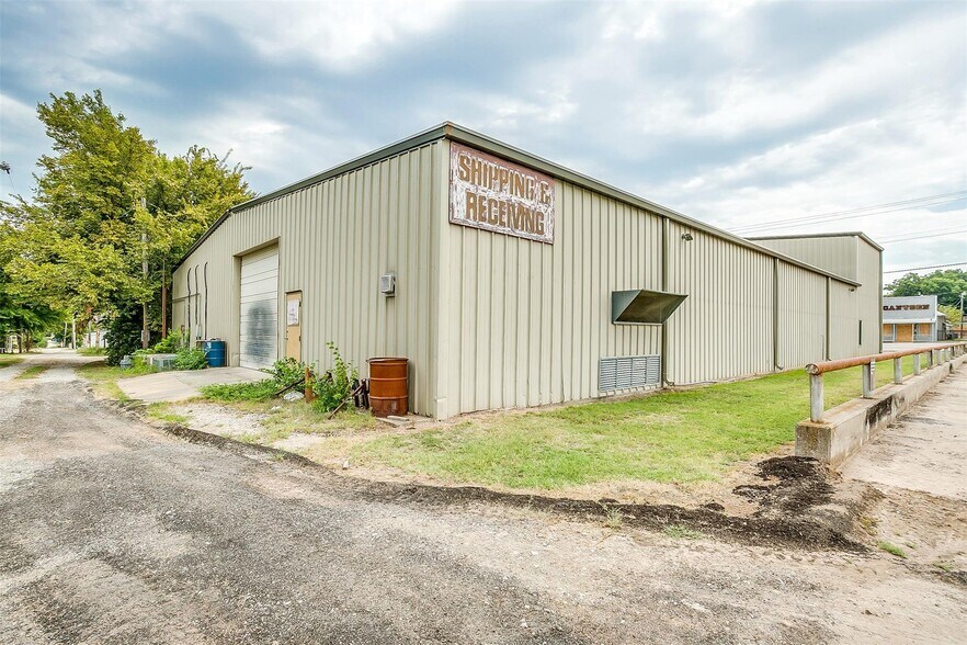 More Photos Of 117 W Rock Island Ave, Boyd Light Manufacturing For Lease