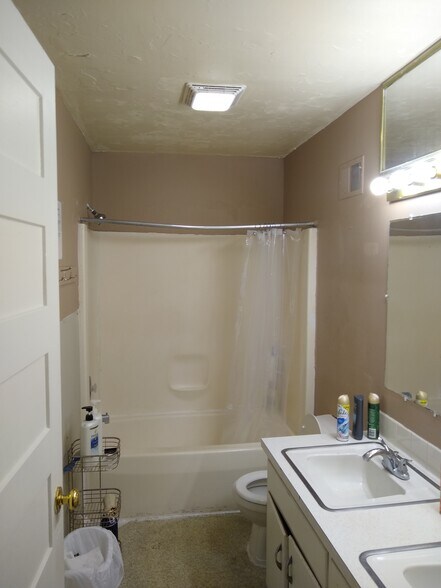 More Photos Of 322 Augusta Ave, Dekalb Dormitory For Sale