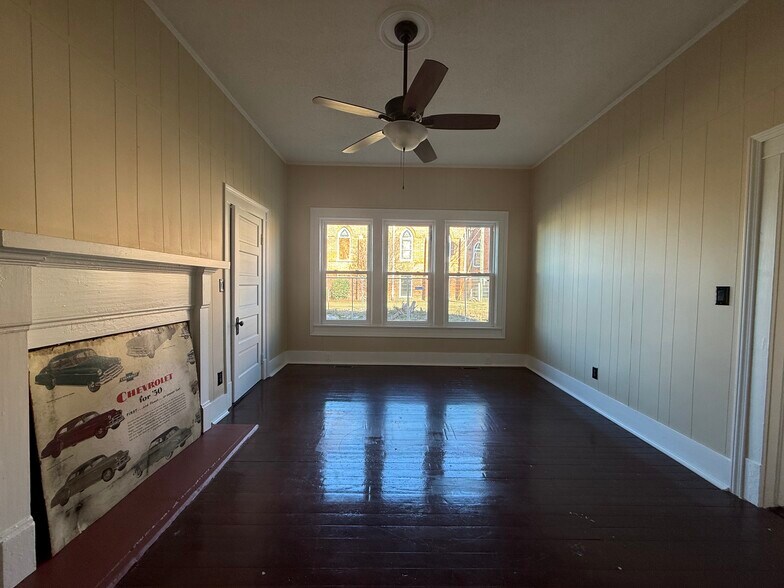 More Photos Of 402 College St, Clinton Office For Sale