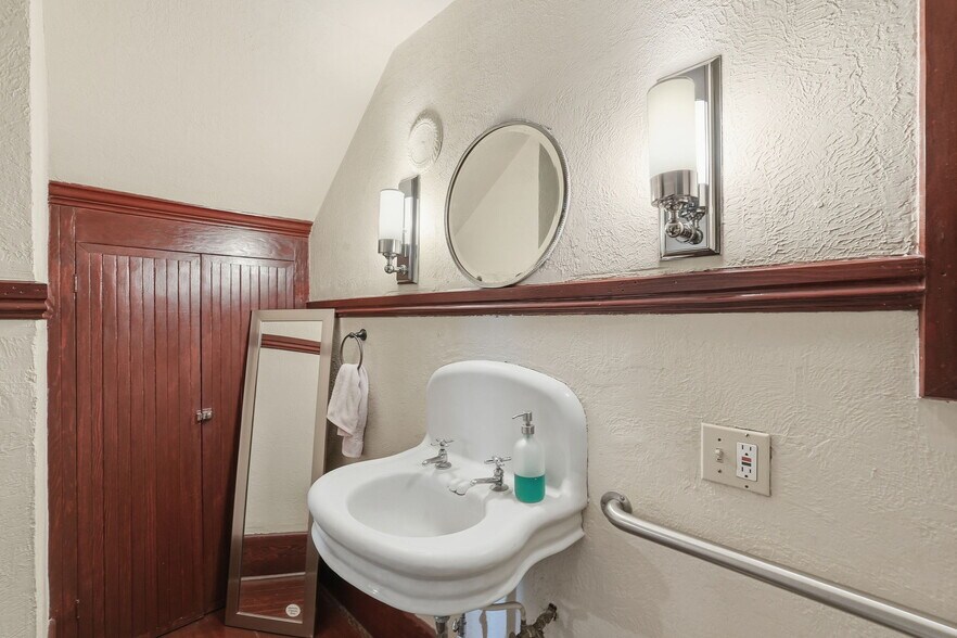 More Photos Of 1004 N 6th Ave, Tucson Office For Sale
